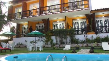 2 ulkouima-allasta avoinna 8.00–20.00, aurinkovarjoja, aurinkotuoleja