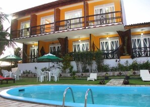 2 buitenzwembaden, parasols voor strand/zwembad