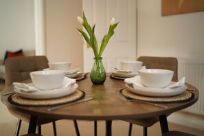 Dining - Charming 2-bed home with garden perfect for professionals, families, contractors (Southampton)