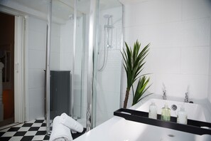 Hair dryer, towels, soap, toilet paper - Charming 2-bed home with garden perfect for professionals, families, contractors (Southampton)