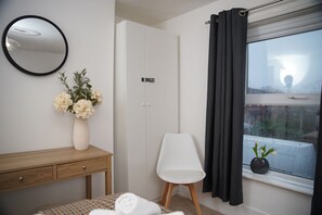 Interior - Charming 2-bed home with garden perfect for professionals, families, contractors (Southampton)