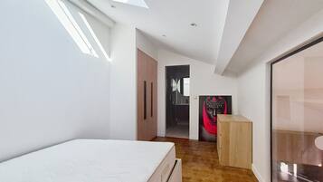 BĂŒgeleisen/BĂŒgelbrett, WLAN, BettwĂ€sche