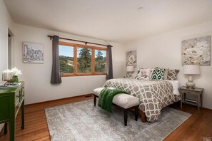 3 chambres, fer et planche à repasser, Wi-Fi, draps fournis