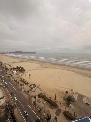 Beach - Apartment facing the beach in Aviação, Praia Grande (Praia Grande)