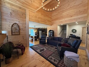 Smart TV, fireplace - New 3 bedroom 2.5 bath log cabin in Beech Mountain perfect for getaway slps 10! (Beech Mountain)