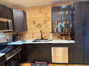Fridge, microwave, oven, stovetop - New 3 bedroom 2.5 bath log cabin in Beech Mountain perfect for getaway slps 10! (Beech Mountain)