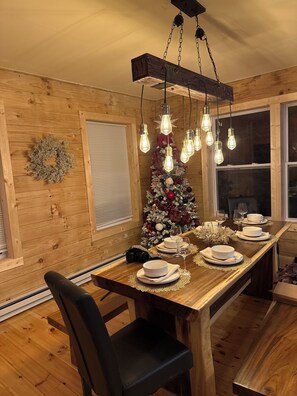 Dining - New 3 bedroom 2.5 bath log cabin in Beech Mountain perfect for getaway slps 10! (Beech Mountain)