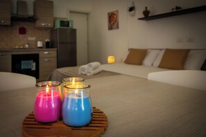 A hotel room with a bed, bedside table, and a small kitchenette. - Alghero [Studio in the City Center] Free Wi-Fi (Alghero)