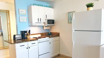 Geladeira, micro-ondas, cooktop, cafeteira/chaleira