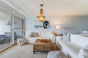 TV, fireplace - English Towers 1401 (Ocean City)