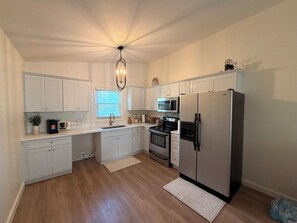 Private kitchen - Peaceful Mid-Century Retreat in Decatur. Close to Downtown ATL (Decatur)