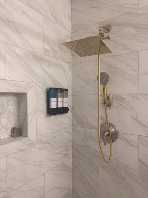 Douche, sèche-cheveux, serviettes fournies, savon
