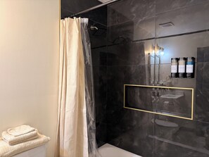 Shower, hair dryer, towels, soap - Peaceful Mid-Century Retreat in Decatur. Close to Downtown ATL (Decatur)
