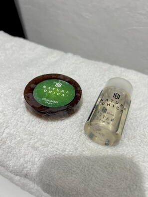 Pyyhkeet, saippua, sampoo, vessapaperi