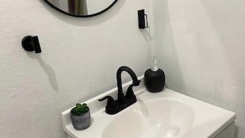 Pyyhkeet, saippua, sampoo, vessapaperi