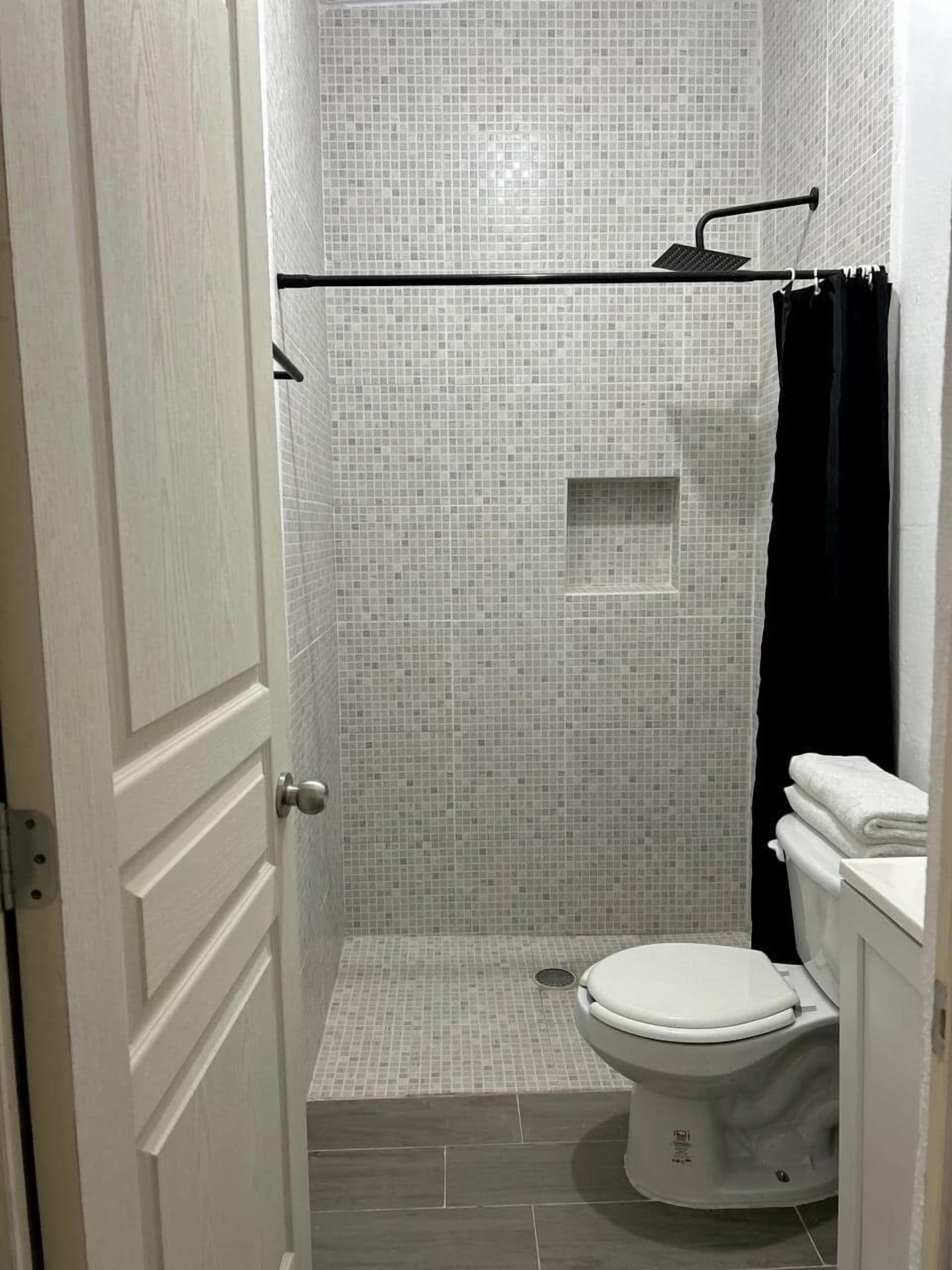 Pyyhkeet, saippua, sampoo, vessapaperi