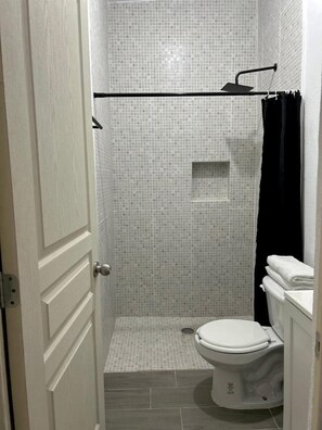 Pyyhkeet, saippua, sampoo, vessapaperi