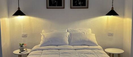 Planxa i posts de planxar, wifi gratuïta i roba de llit