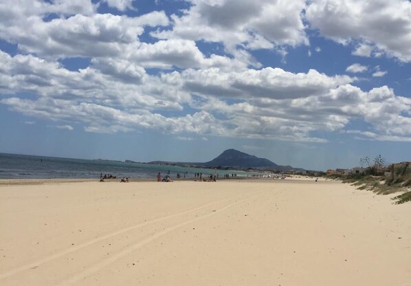 A wide sandy beach with a mountain in the background. - Detached villa with pool close to the beach (Oliva)