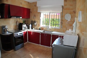 Coffee/tea maker, fridge, microwave, oven - Detached villa with pool close to the beach (Oliva)