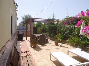Outdoor dining - Casa Madriguera with Pool Near the Beach (Oliva)