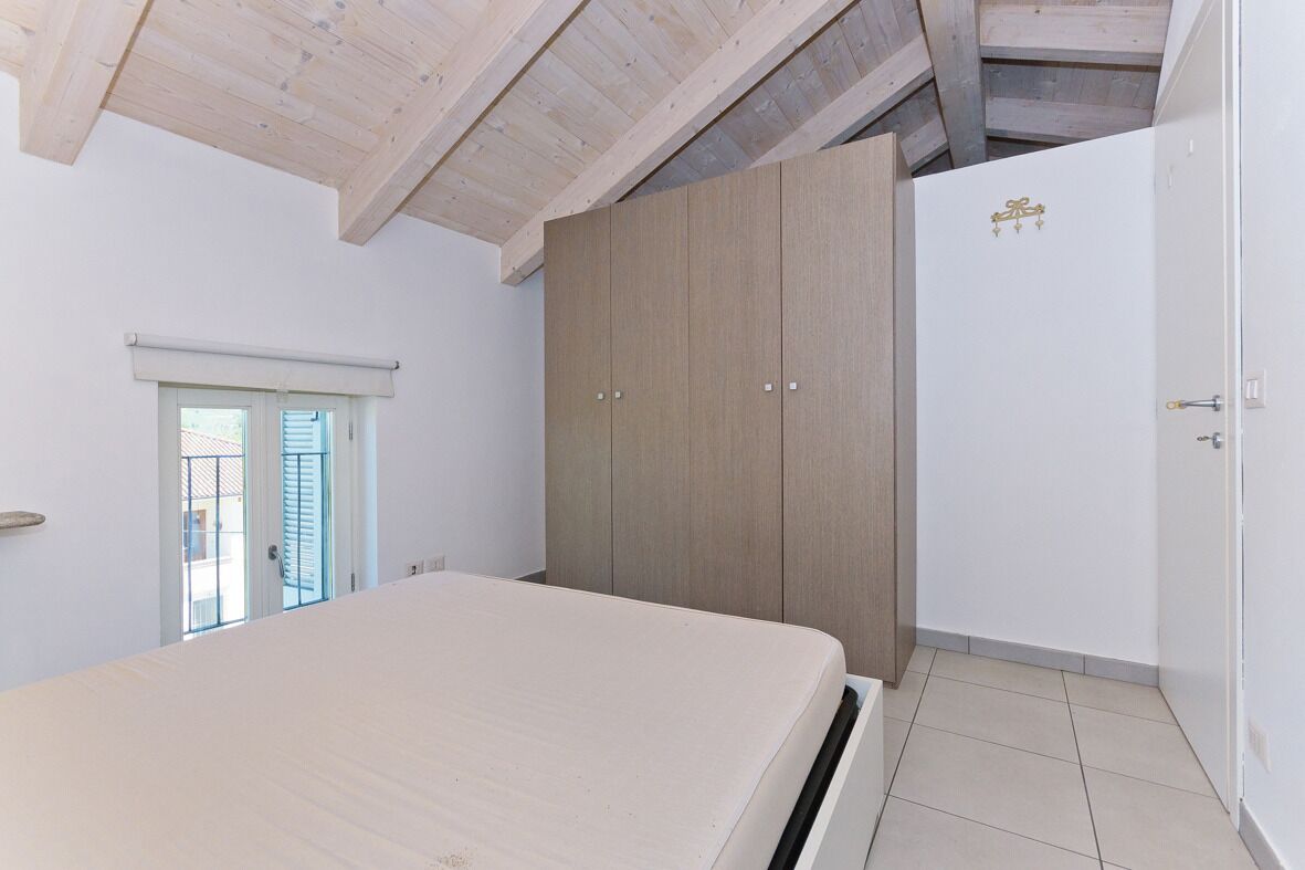 Apartamento, balcón, vistas a la ciudad | Espacio para trabajar con un portátil y tabla de planchar con plancha