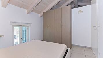 Apartamento, balcón, vistas a la ciudad | Espacio para trabajar con un portátil y tabla de planchar con plancha