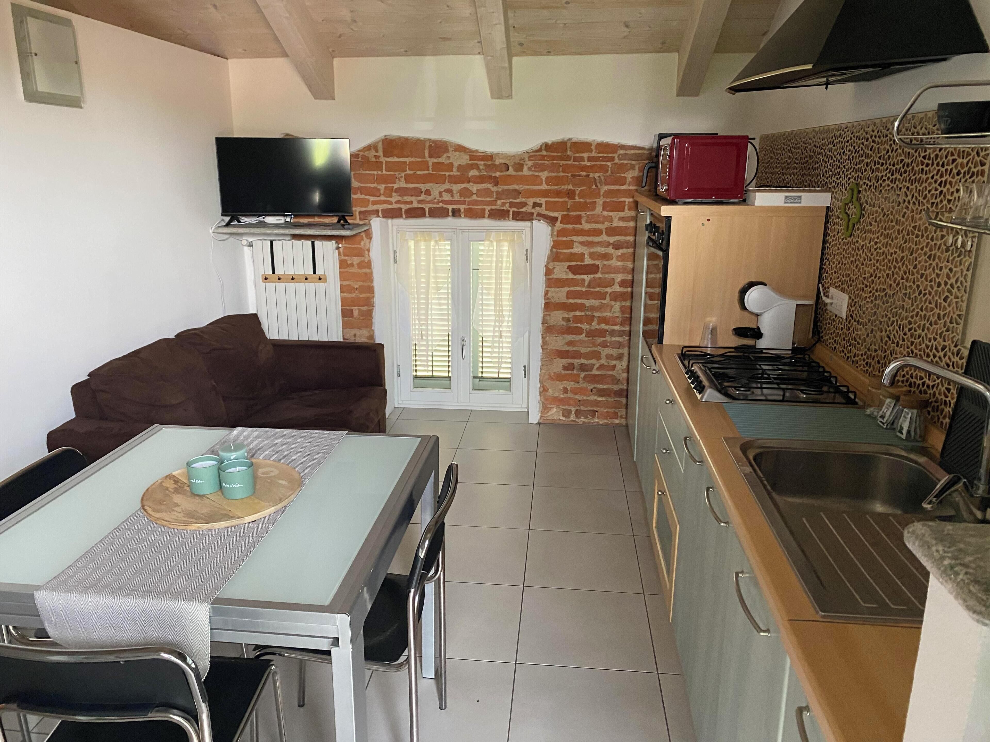 Huoneisto, parveke, jokinäköala | Yksityinen keittiö | Täysikokoinen jääkaappi, mikroaaltouuni, uuni, liesi