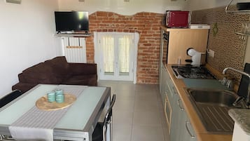 Huoneisto, parveke, jokinäköala | Yksityinen keittiö | Täysikokoinen jääkaappi, mikroaaltouuni, uuni, liesi