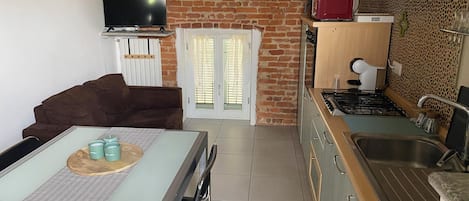 Appartement, balcon, vue fleuve | Cuisine privée | Grand réfrigérateur, micro-ondes, four, plaque de cuisson