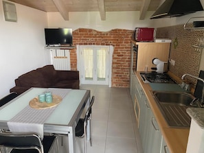 Balcone a Pollenzo | Private kitchen | Full-size fridge, microwave, oven, stovetop - Casa a Pollenzo (Pollenzo)