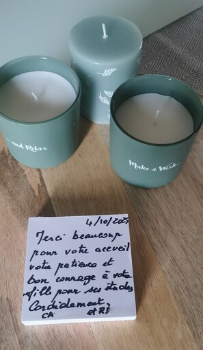 Muebles diferentes y espacio para trabajar con laptop 