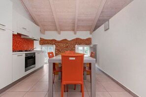 Lejlighed - balkon - byudsigt | Privat køkken | Køleskab/fryser i fuld størrelse, mikrobølgeovn, ovn, kogeplade