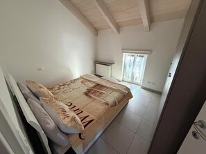 Apartamento, balcón, vistas al río | Mobiliario individual y espacio para trabajar con un portátil