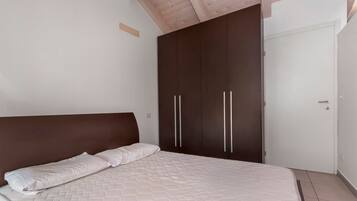 Appartamento, balcone, vista città | Con arredamento individuale, postazione laptop, ferro/asse da stiro