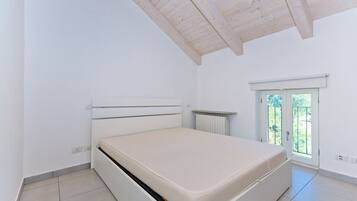 Apartment, Balkon, Stadtblick | Individuell eingerichtet, laptopgeeigneter Arbeitsplatz