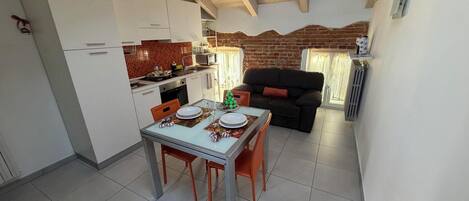 Apartamento, balcón, vistas a la ciudad | Zona de estar | Smart TV de 32 pulgadas con canales digitales
