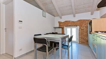 Apartamento, balcón, vistas a la ciudad | Espacio para trabajar con un portátil y tabla de planchar con plancha