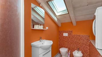 Huoneisto, parveke, kaupunkinäköala | Kylpyhuone | Suihku, ilmaiset hygieniatuotteet, hiustenkuivaaja, pyyhkeet