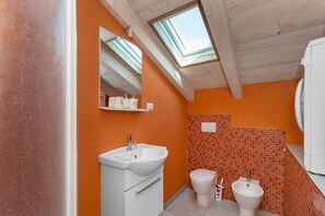 Apartamento, balcón, vistas a la ciudad | Baño | Ducha, artículos de higiene personal gratuitos y secador de pelo