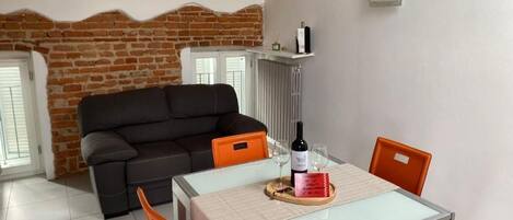 Apartamento, balcón, vistas a la ciudad | Zona de estar | Smart TV de 32 pulgadas con canales digitales