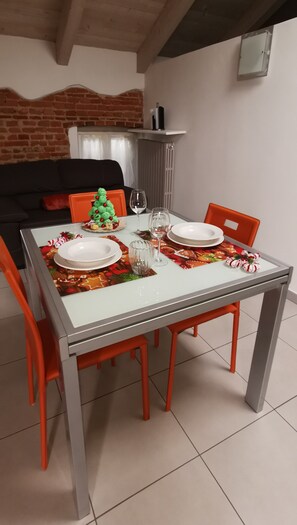 Apartamento, balcón, vistas a la ciudad | Zona de estar | Smart TV de 32 pulgadas con canales digitales