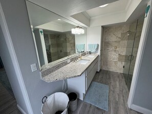 Shower, hair dryer, towels, toilet paper - Cozy Cape Coral Canal Home w/ Pool Table, enjoy the best sunsets from the lanai! (Cape Coral)