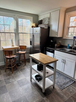 Private kitchen - The Blue House, a 4-bedroom house in beautiful Lynchburg central location (Lynchburg)