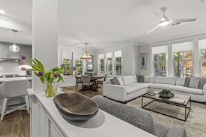 TV connectée, cheminée, livres