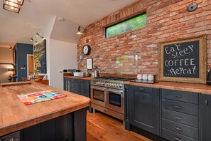 Microwave, oven, dishwasher, cookware/dishes/utensils - 3 Bed in Llanbedrog (oc-nantaw) (Llanbedrog)
