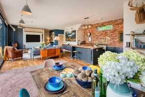 TV, fireplace - 3 Bed in Llanbedrog (oc-nantaw) (Llanbedrog)