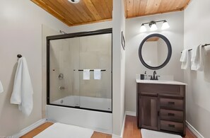Douche, sèche-cheveux, serviettes fournies, savon