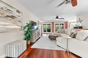 Smart TV, books - Sunny Tropical 3BR/3BA Retreat With Private Pool in Bonita Springs (Bonita Springs)