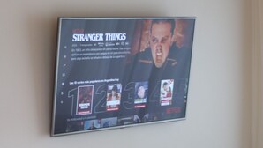 En affisch med motiv från serien "Stranger Things" hänger på en vägg.
